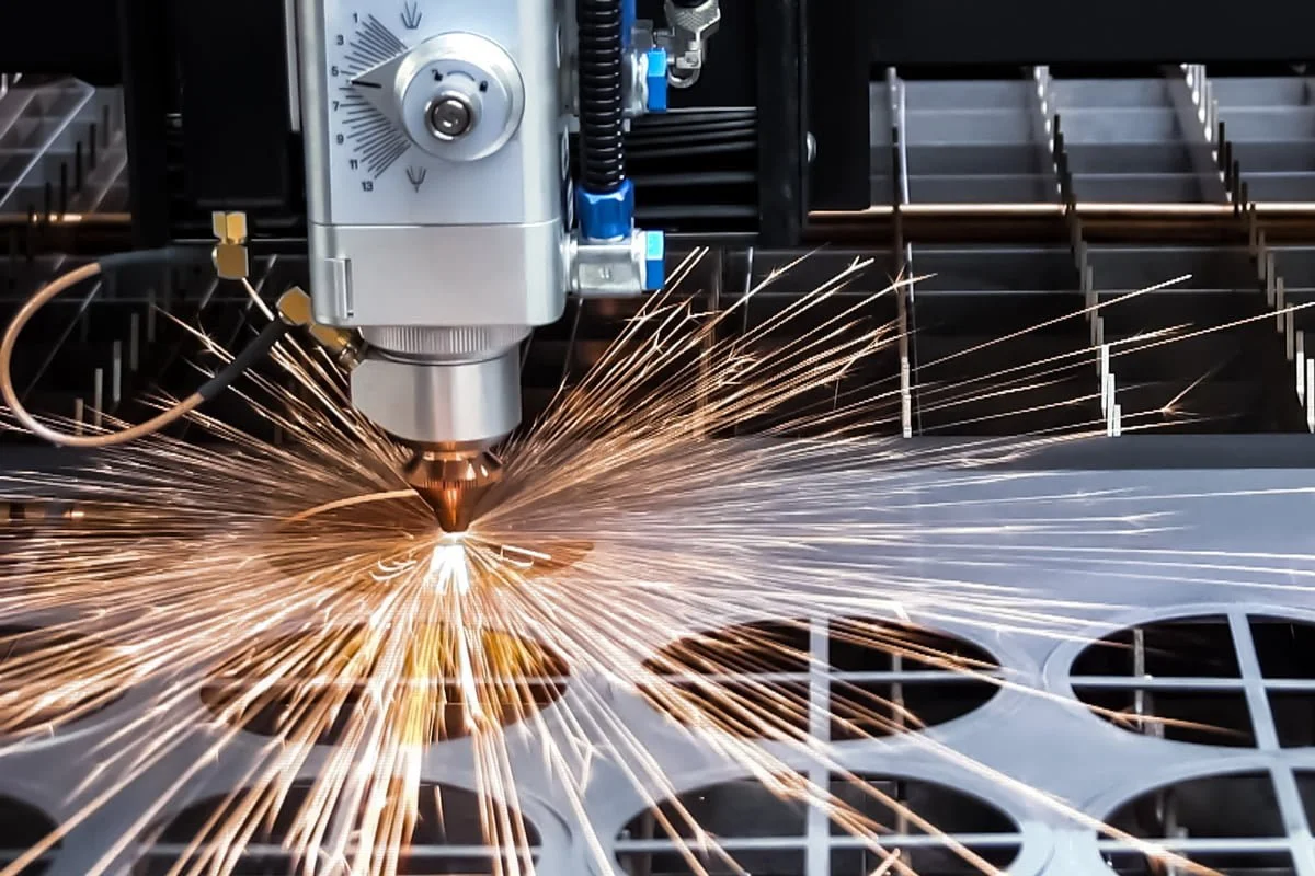 Mild steel carbon metal cutting with oxygen laser assist